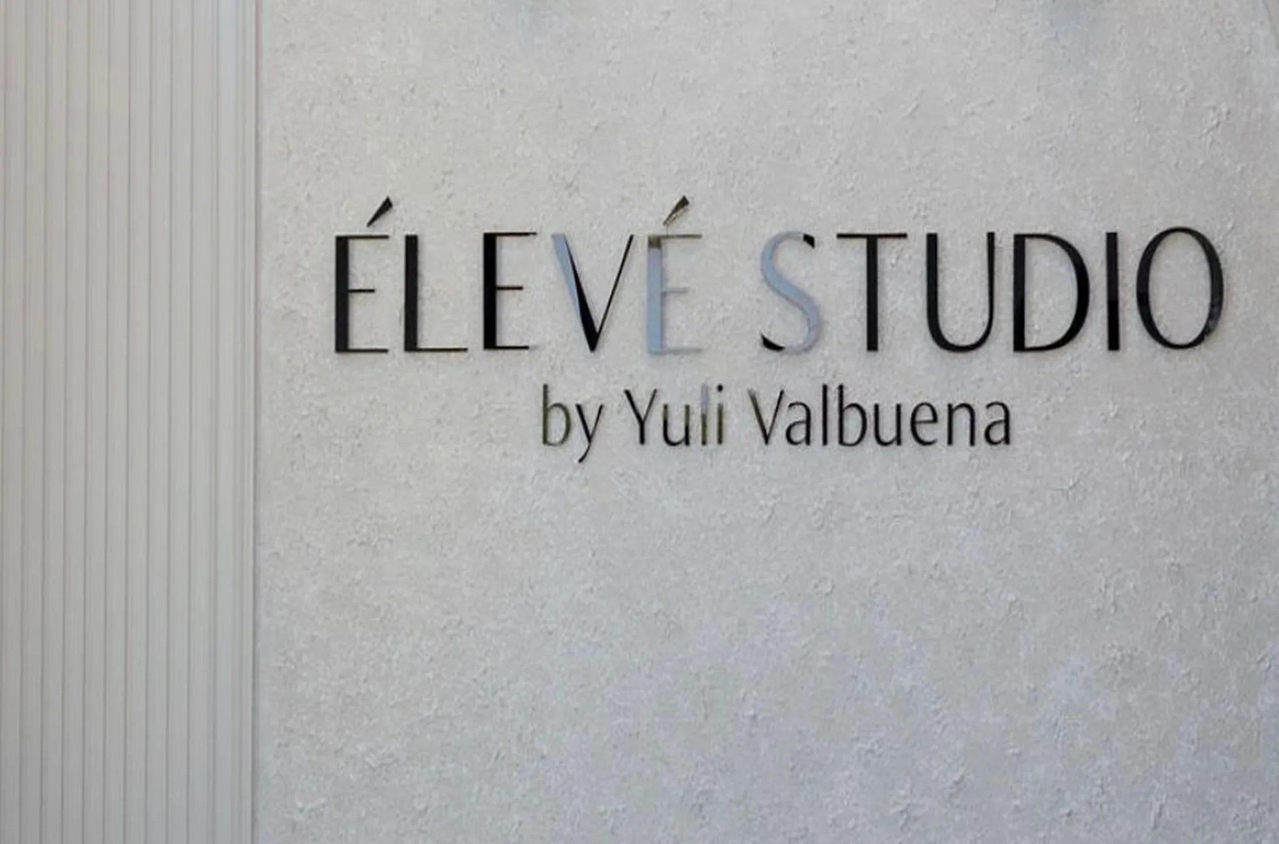 Letrero de Élevé Studio by Yuli Valbuena en la pared del estudio