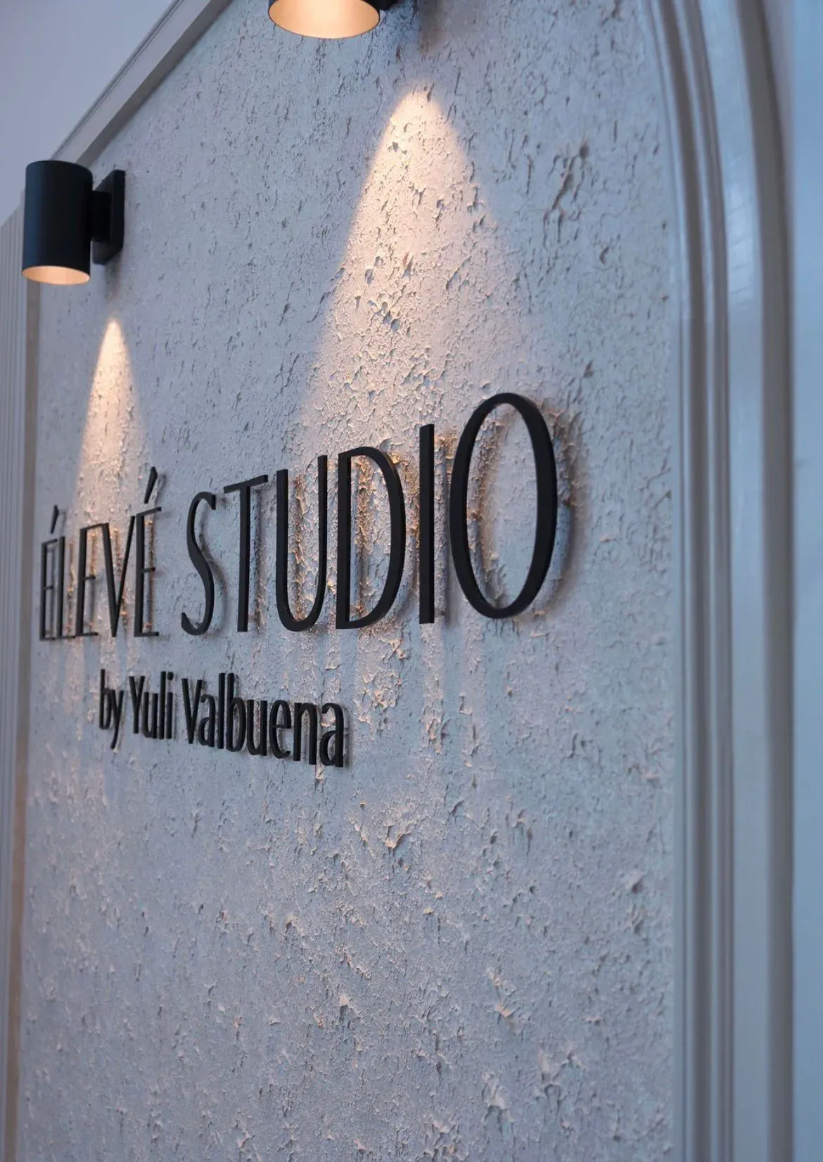 Letrero de Élevé Studio en la pared del estudio