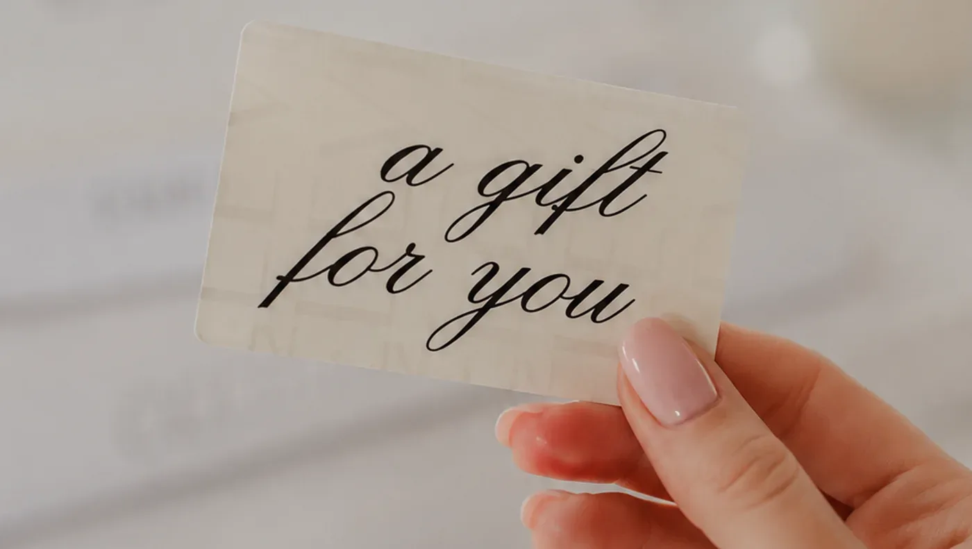 Gift Card de Élevé Studio sostenida en la mano