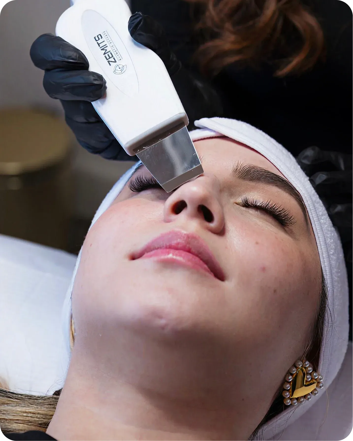 Mujer recibiendo un tratamiento facial